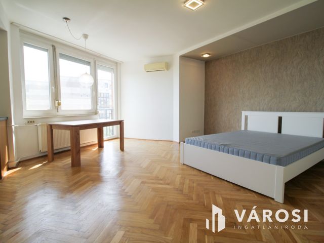 Parlamentre néző garzonlakás kiadó