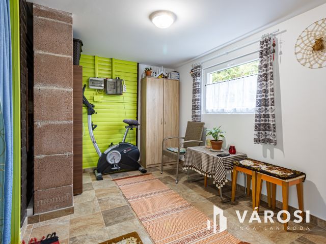 Lakhatásra is alkalmas zártkerti házikó, nagy telekkel eladó