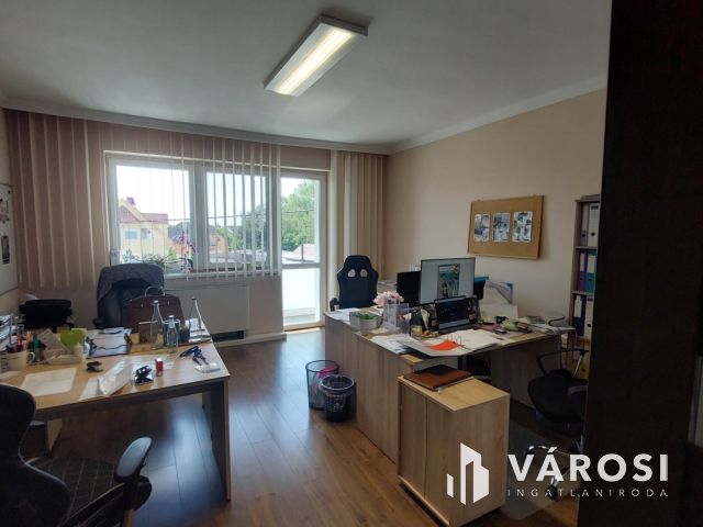 Energiahatékony iroda sok parkolóval, két utcai bejárattal