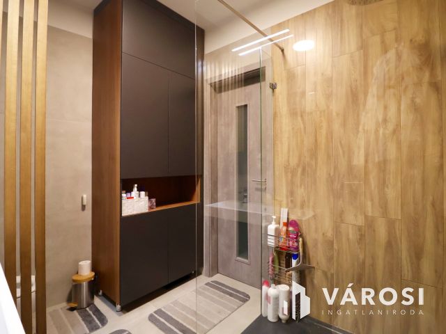 Felújított belvárosi lakás